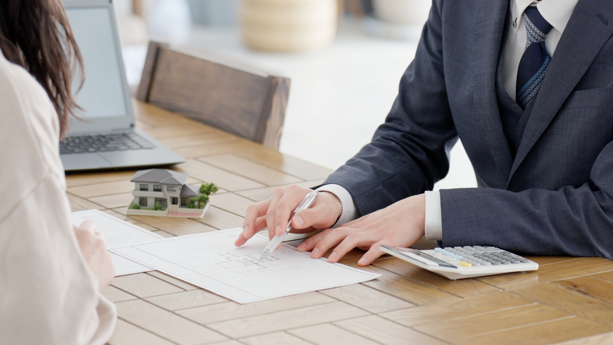 オフィスや広告戦略のイメージ